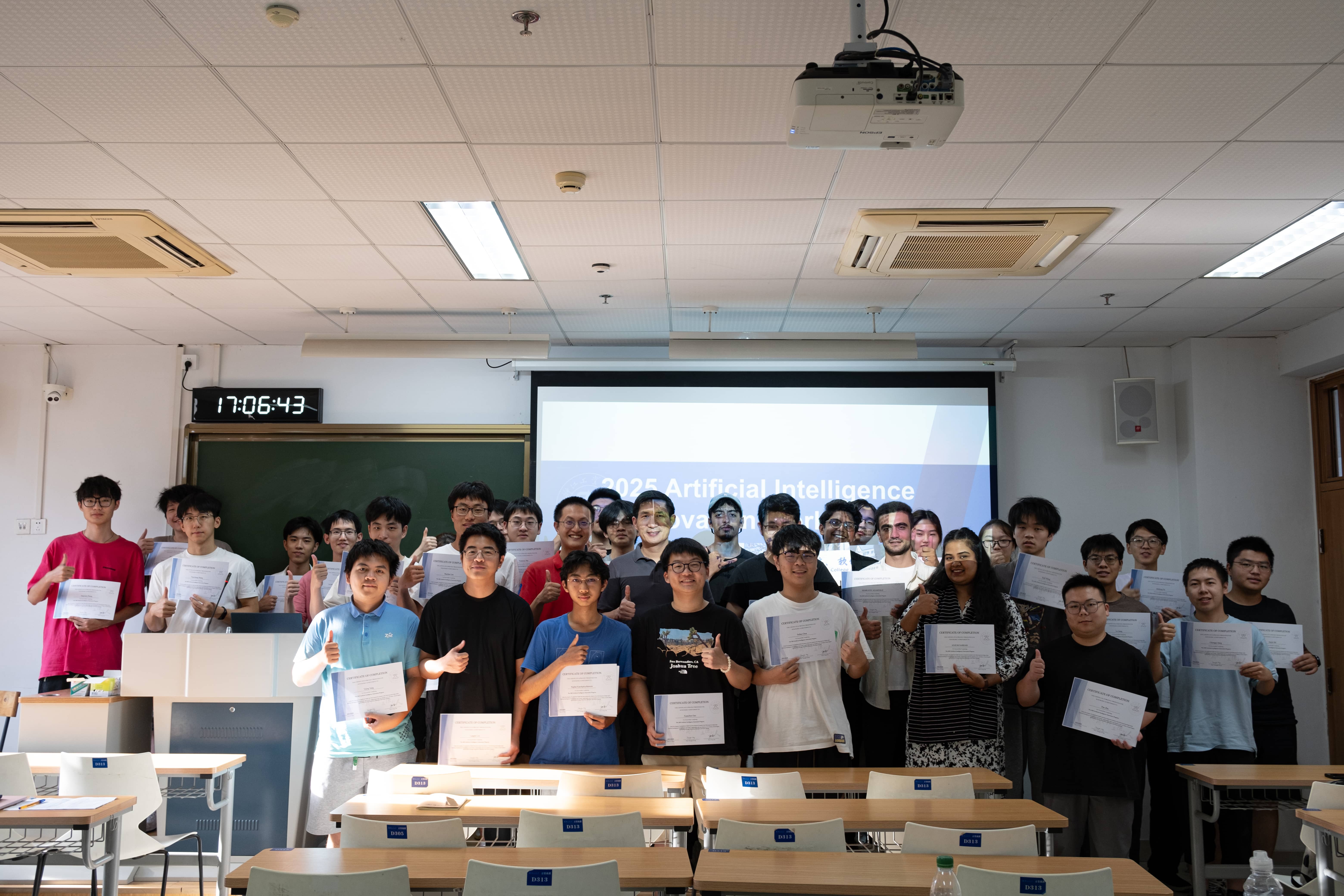 1757225376777074206.jpg 4.结课证书颁发和课程师生合影(1).jpg