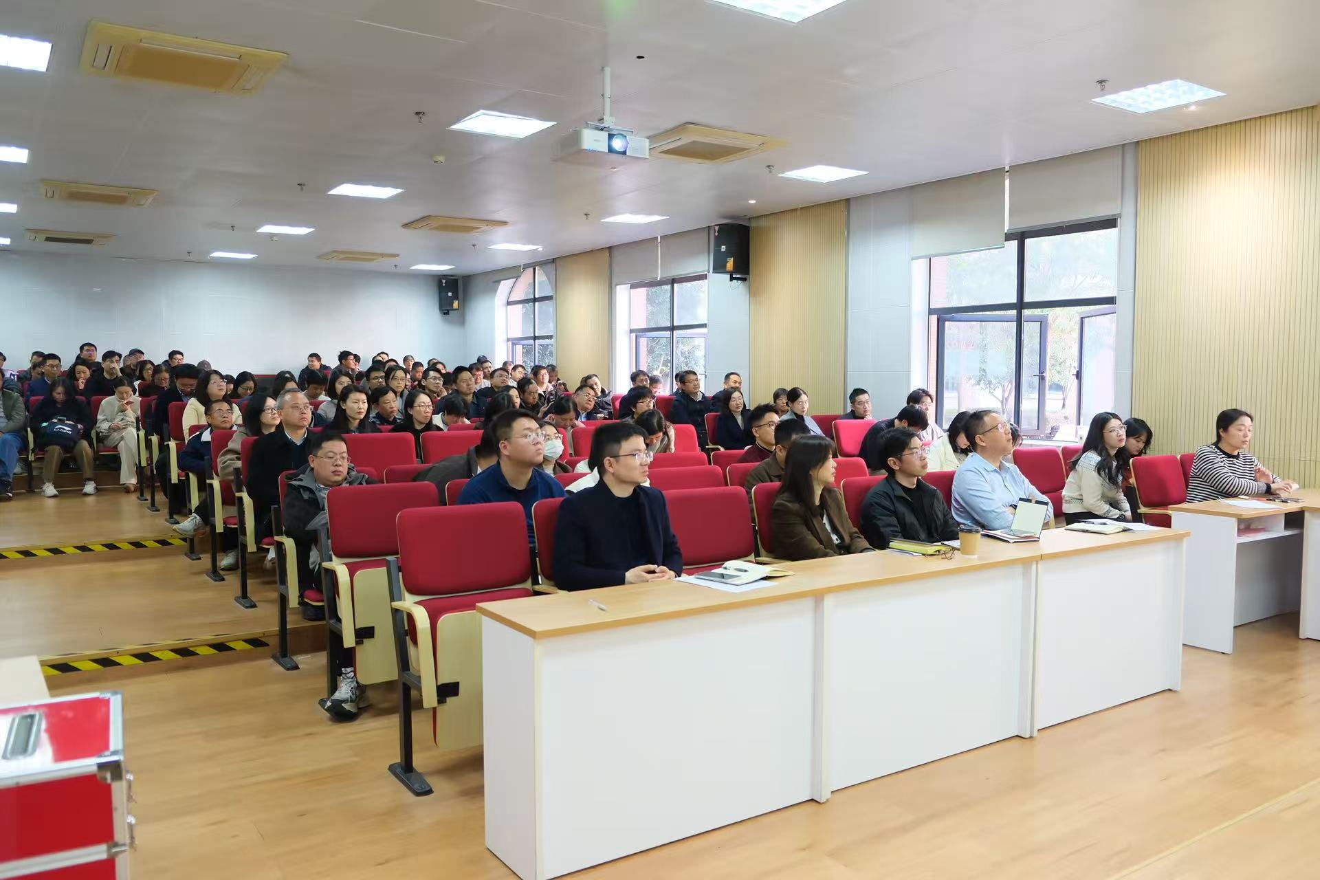 1768874316223056927.jpg 会议现场.jpg